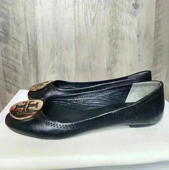 Tory Burch Round Toe Black Leather Ballet Flats Gold Emblem size 7 women's - Picture 2 of 13